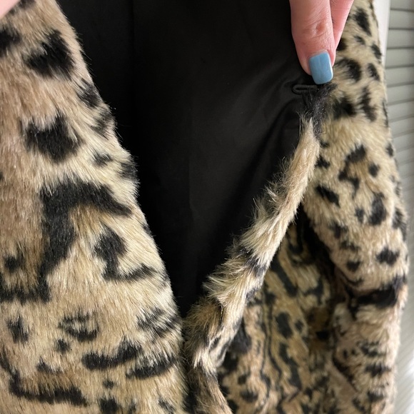 SOLD - Fur Leopard Jacket 🐾 Size Medium [vegan] - Picture 4 of 4